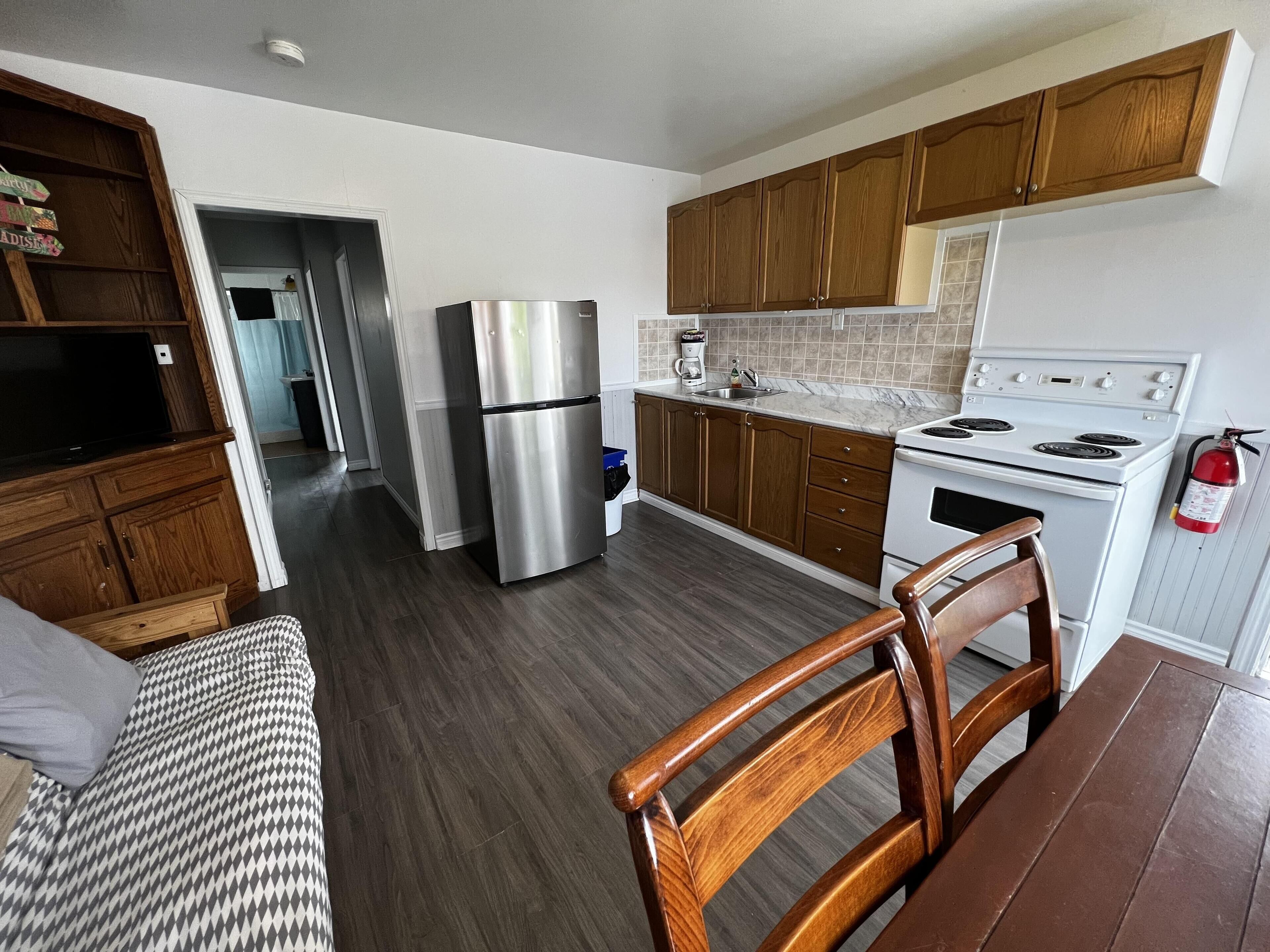 Dock Life Beach 1 - Cottage 1, Riverside 3 bedroom, 3 min walk to Beach 1