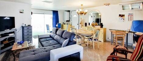 Smart-tv, dvd-spelare och en stereo