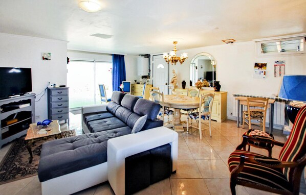 تلفزيون ذكي، مشغل دي في دي، ستيريو