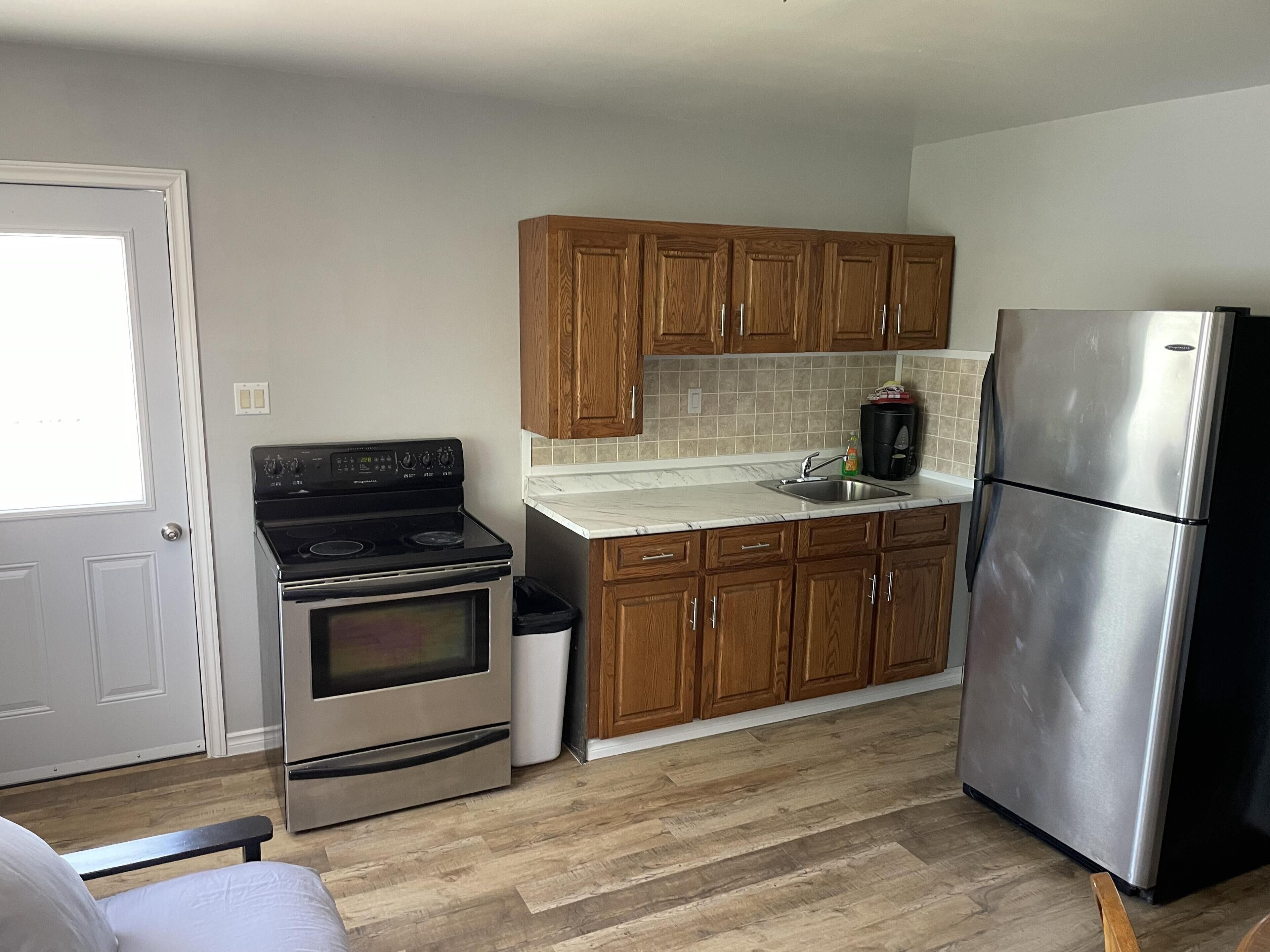 Dock Life Beach 1 - Cottage 2, Riverside 3 bedroom, 3 min walk to Beach 1