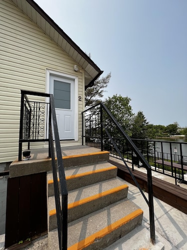 Dock Life Beach 1 - Cottage 2, Riverside 3 bedroom, 3 min walk to Beach 1