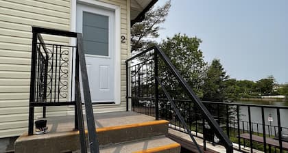 Dock Life Beach 1 - Cottage 2, Riverside 3 bedroom, 3 min walk to Beach 1