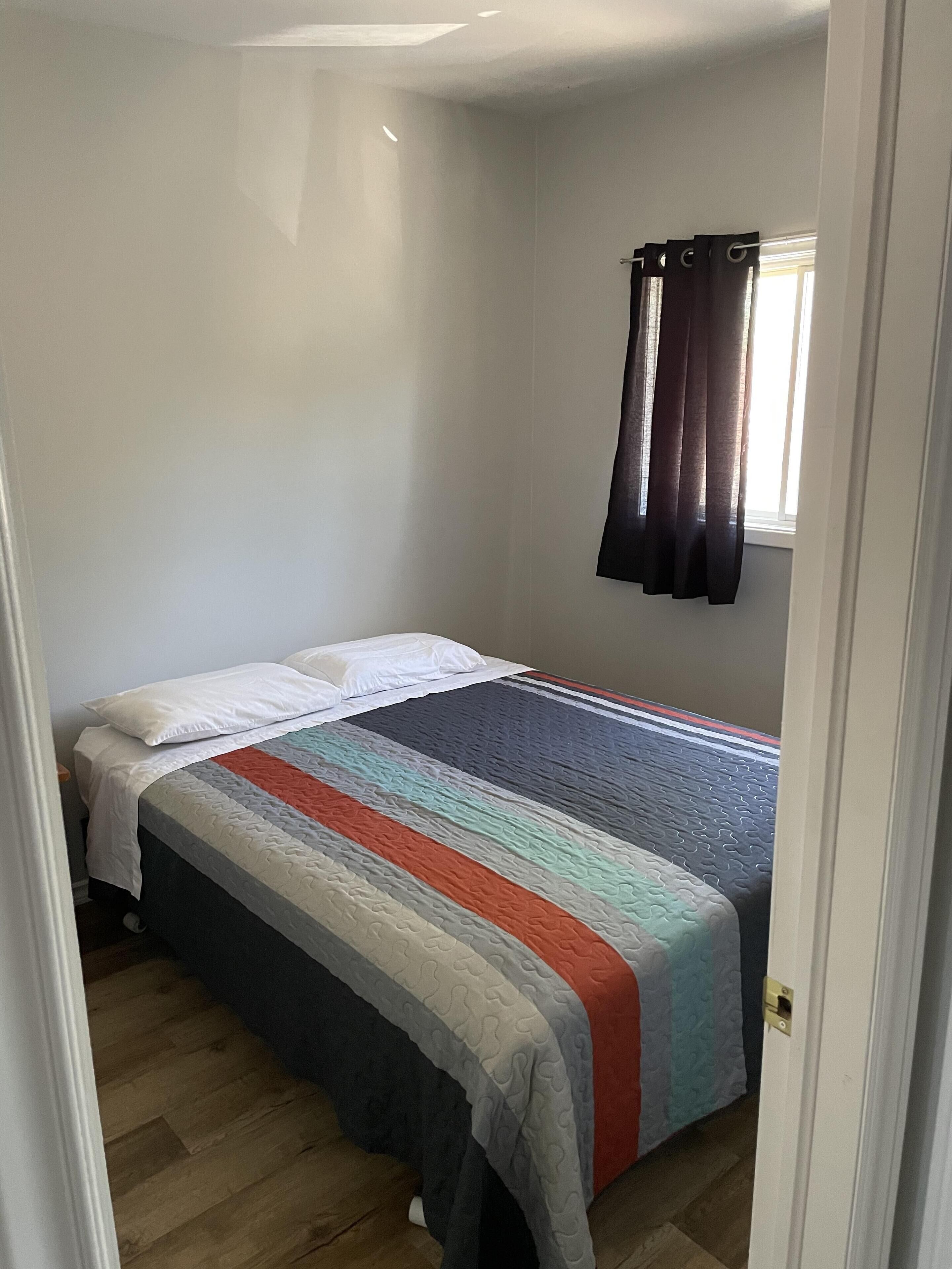 Dock Life Beach 1 - Cottage 2, Riverside 3 bedroom, 3 min walk to Beach 1