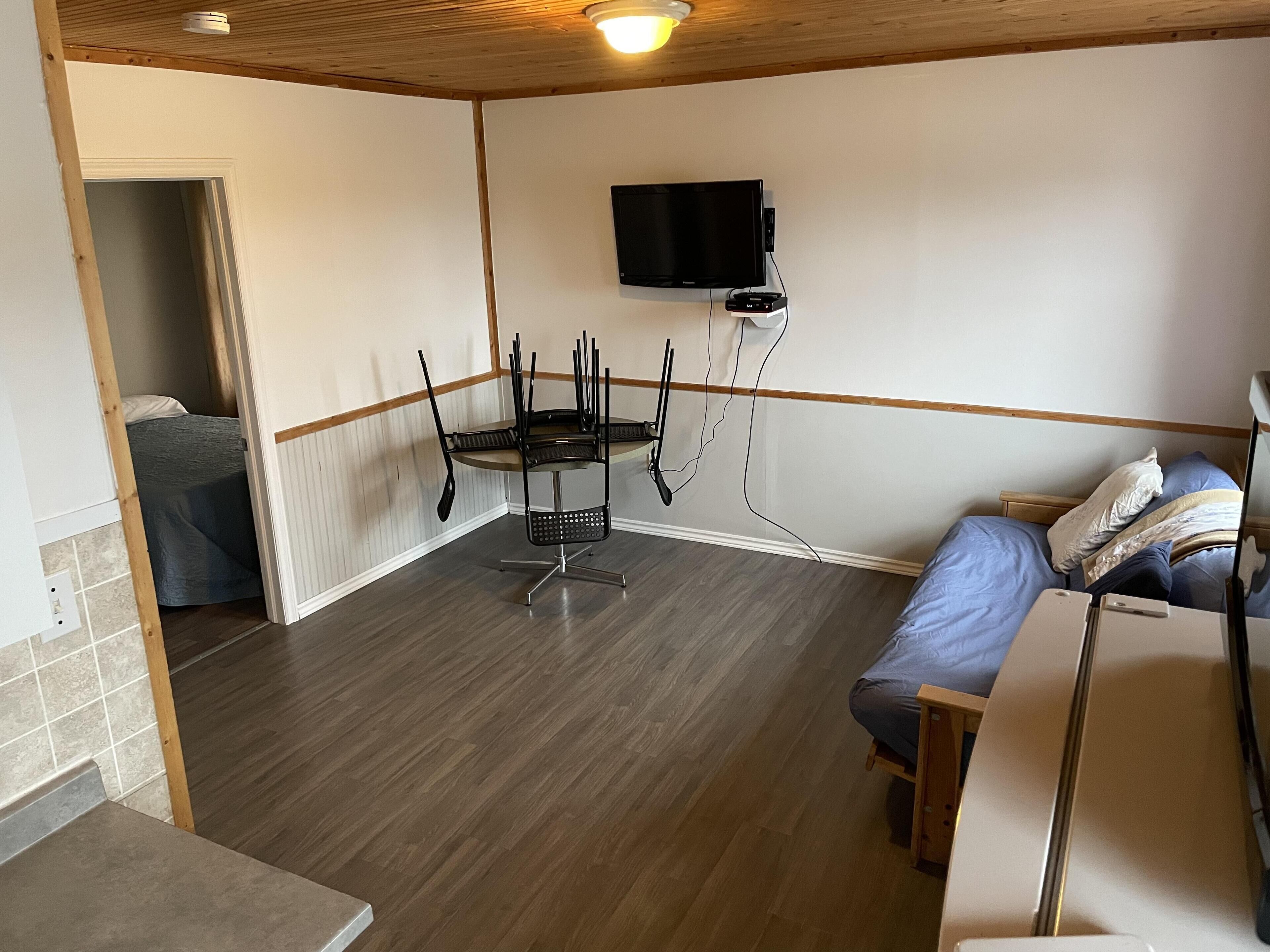 Dock Life Beach 1 - Cottage 3, Riverside 2 bedroom, 3 min walk to Beach 1