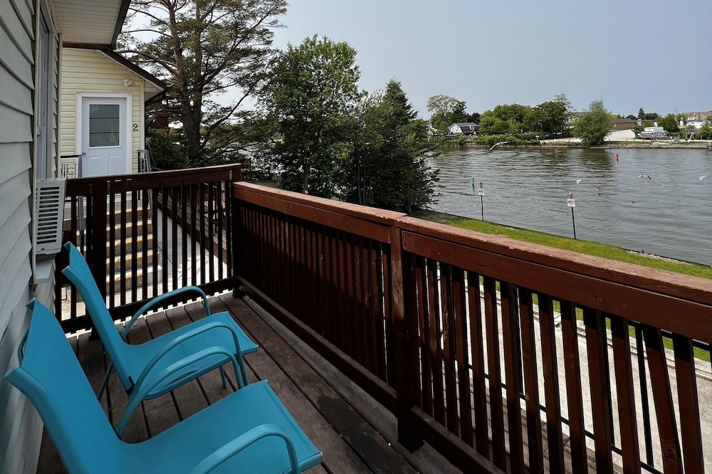 Dock Life Beach 1 - Cottage 3, Riverside 2 bedroom, 3 min walk to Beach 1