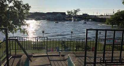 Dock Life Beach 1 - Cottage 3, Riverside 2 bedroom, 3 min walk to Beach 1