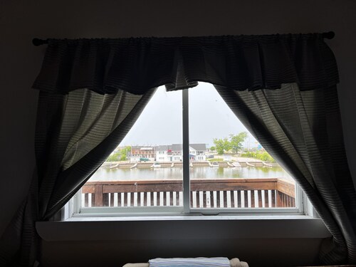 Dock Life Beach 1 - Cottage 4, Riverside 2 bedroom, 3 min walk to Beach 1