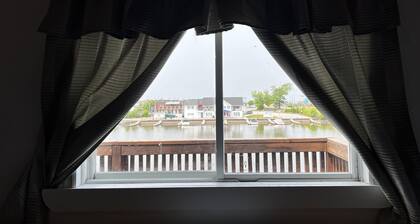 Dock Life Beach 1 - Cottage 4, Riverside 2 bedroom, 3 min walk to Beach 1