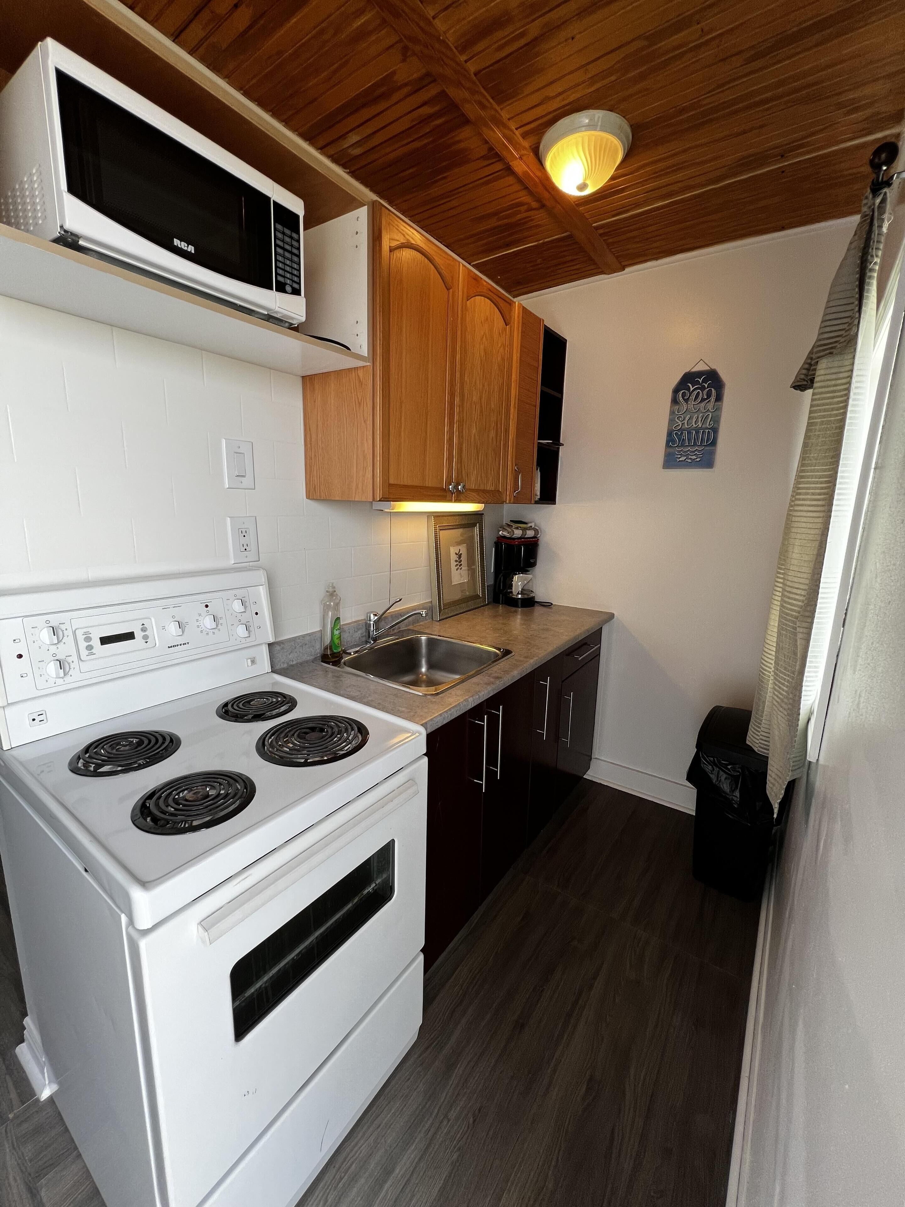 Dock Life Beach 1 - Cottage 4, Riverside 2 bedroom, 3 min walk to Beach 1