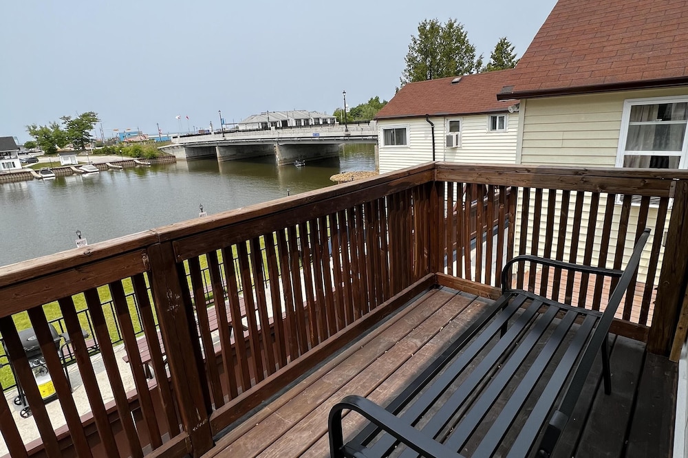 Dock Life Beach 1 - Cottage 4, Riverside 2 bedroom, 3 min walk to Beach 1