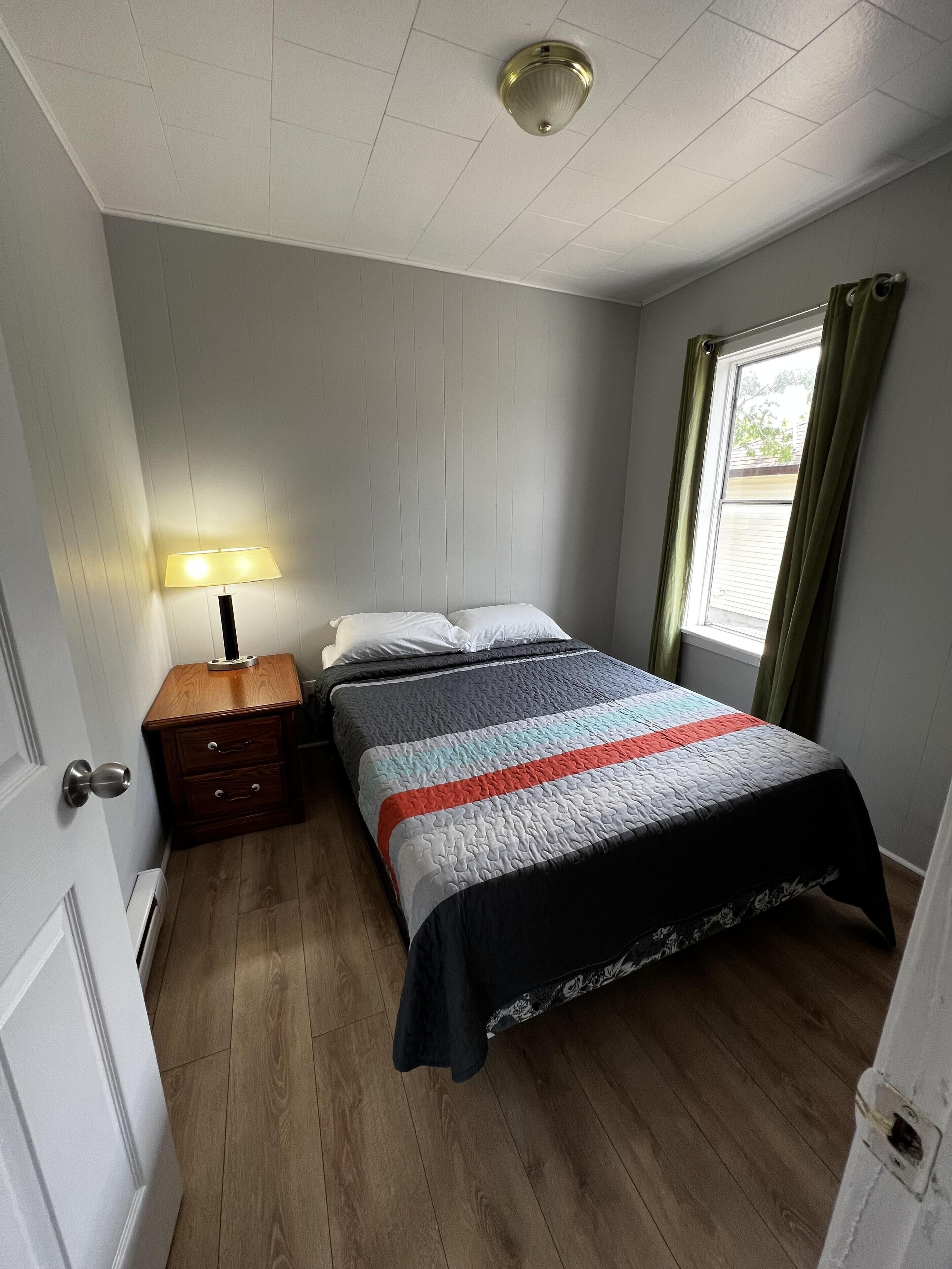 Dock Life Beach 1 - Cottage 4, Riverside 2 bedroom, 3 min walk to Beach 1