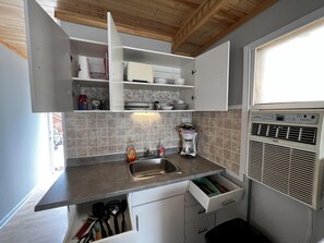 Een koelkast, een microgolfoven, een oven, een kookplaat