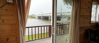 Dock Life Beach 1 - Cottage 11, Riverside 2 bedroom, 3 min walk to Beach 1