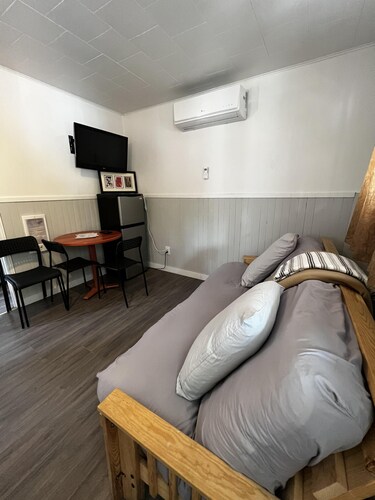 Dock Life Beach 1 - Cottage 5, Riverside Property, 2 Bdrm, 3 min walk to Beach 1