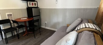 Dock Life Beach 1 - Cottage 5, Riverside Property, 2 Bdrm, 3 min walk to Beach 1