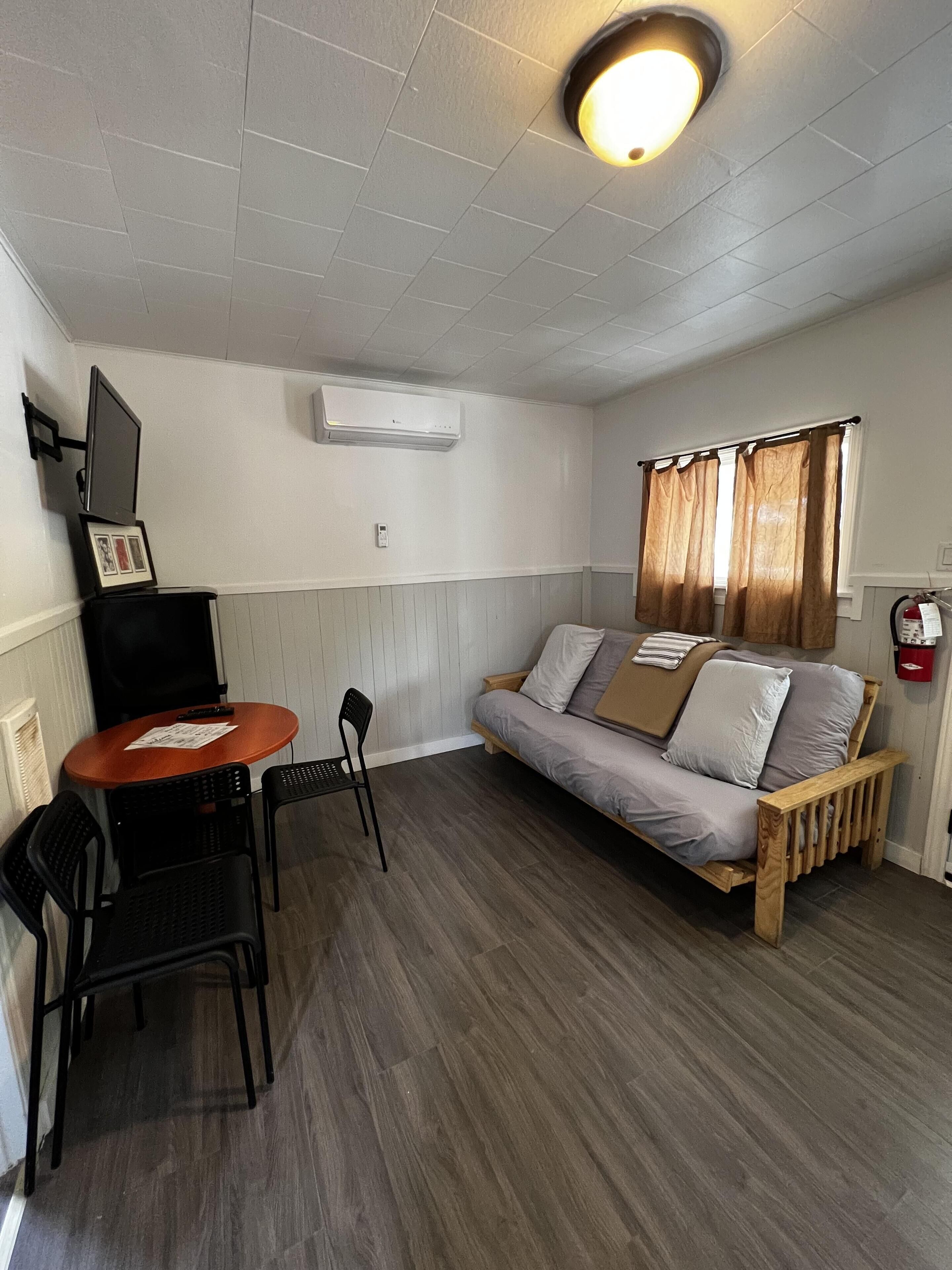 Dock Life Beach 1 - Cottage 5, Riverside Property, 2 Bdrm, 3 min walk to Beach 1