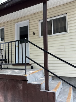 Exterior detail - Dock Life Beach 1 - Cottage 5, Riverside Property, 2 Bdrm, 3 min walk to Beach 1 (Wasaga Beach)