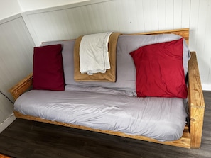 Interior - Dock Life Beach 1 - Cottage 6, Riverside Property, 2 Bdrm, 3 min walk to Beach 1 (Wasaga Beach)