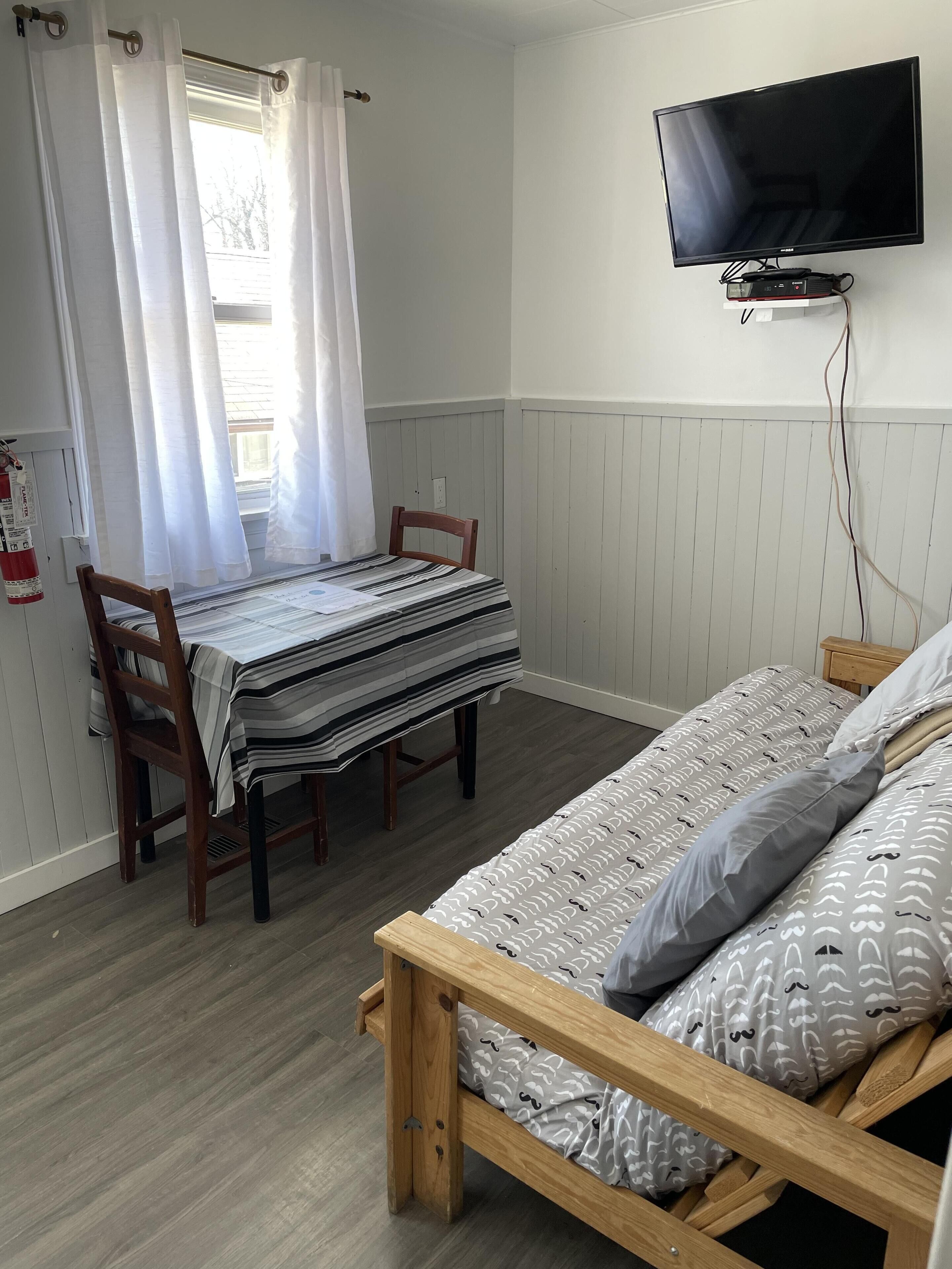 Dock Life Beach 1 - Cottage 6, Riverside Property, 2 Bdrm, 3 min walk to Beach 1