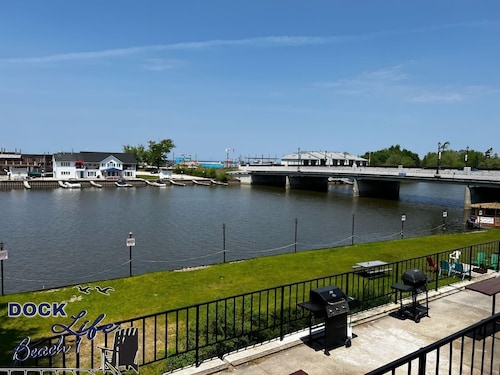 Dock Life Beach 1 - Cottage 6, Riverside Property, 2 Bdrm, 3 min walk to Beach 1