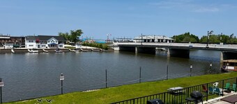 Dock Life Beach 1 - Cottage 6, Riverside Property, 2 Bdrm, 3 min walk to Beach 1