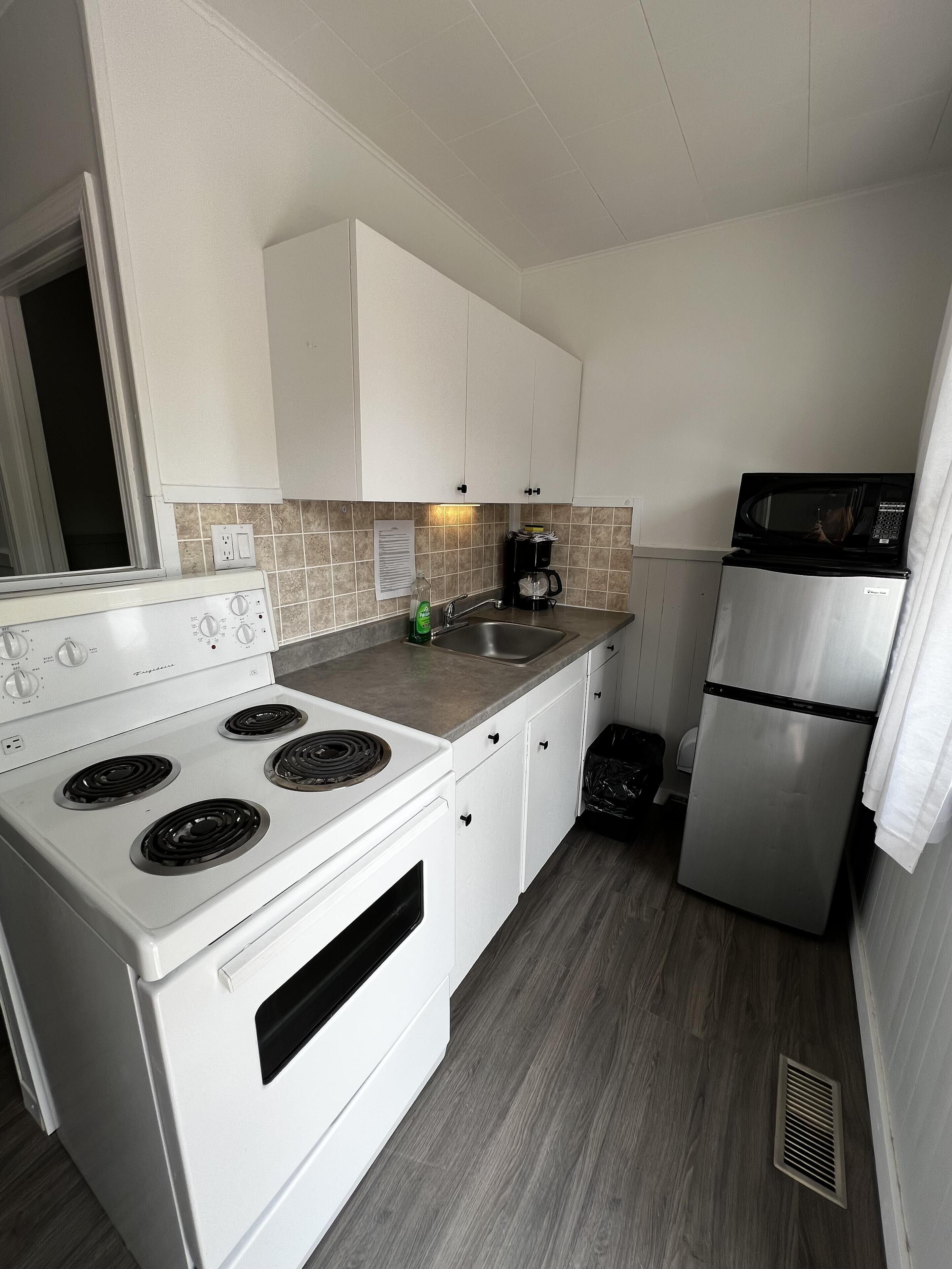 Dock Life Beach 1 - Cottage 6, Riverside Property, 2 Bdrm, 3 min walk to Beach 1