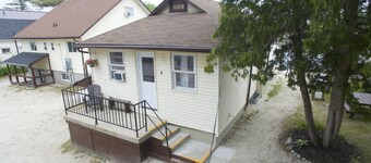 Dock Life Beach 1 - Cottage 6, Riverside Property, 2 Bdrm, 3 min walk to Beach 1