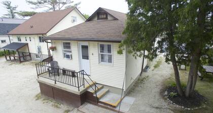 Dock Life Beach 1 - Cottage 6, Riverside Property, 2 Bdrm, 3 min walk to Beach 1