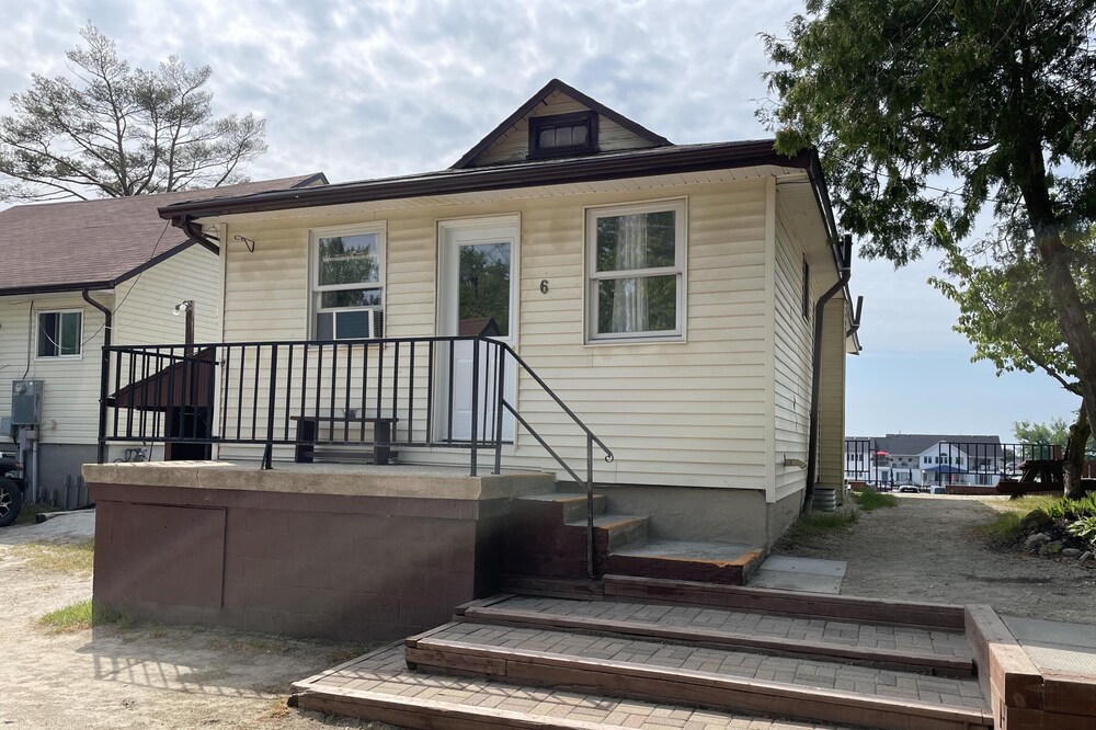 Dock Life Beach 1 - Cottage 6, Riverside Property, 2 Bdrm, 3 min walk to Beach 1
