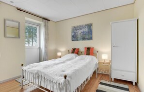 2 bedrooms, travel cot, free WiFi