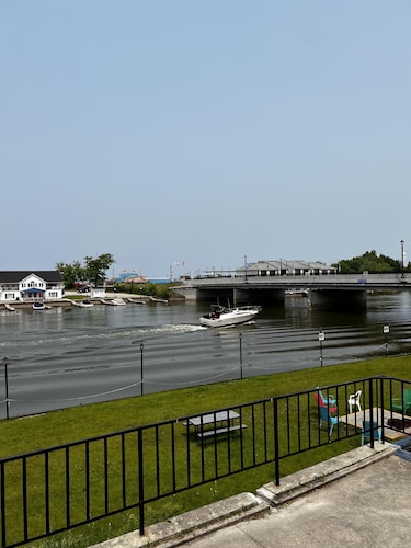 Dock Life Beach 1 - Cottage 9, Riverside Property, Studio, 3 min walk to Beach 1