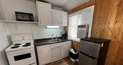 Dock Life Beach 1 - Cottage 9, Riverside Property, Studio, 3 min walk to Beach 1