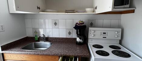 ثلاجة، ميكروويف، فرن، موقد طهي مسطح