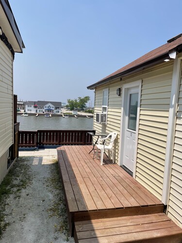Dock Life Beach 1 - Cottage 12, Riverview, 1 Bedroom, 3 min walk to Beach 1