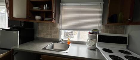 Een koelkast, een microgolfoven, een oven, een kookplaat