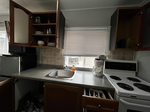 Dock Life Beach 1 - Cottage 14, Riverside Property, 1 Bdrm, 3min walk to Beach 1