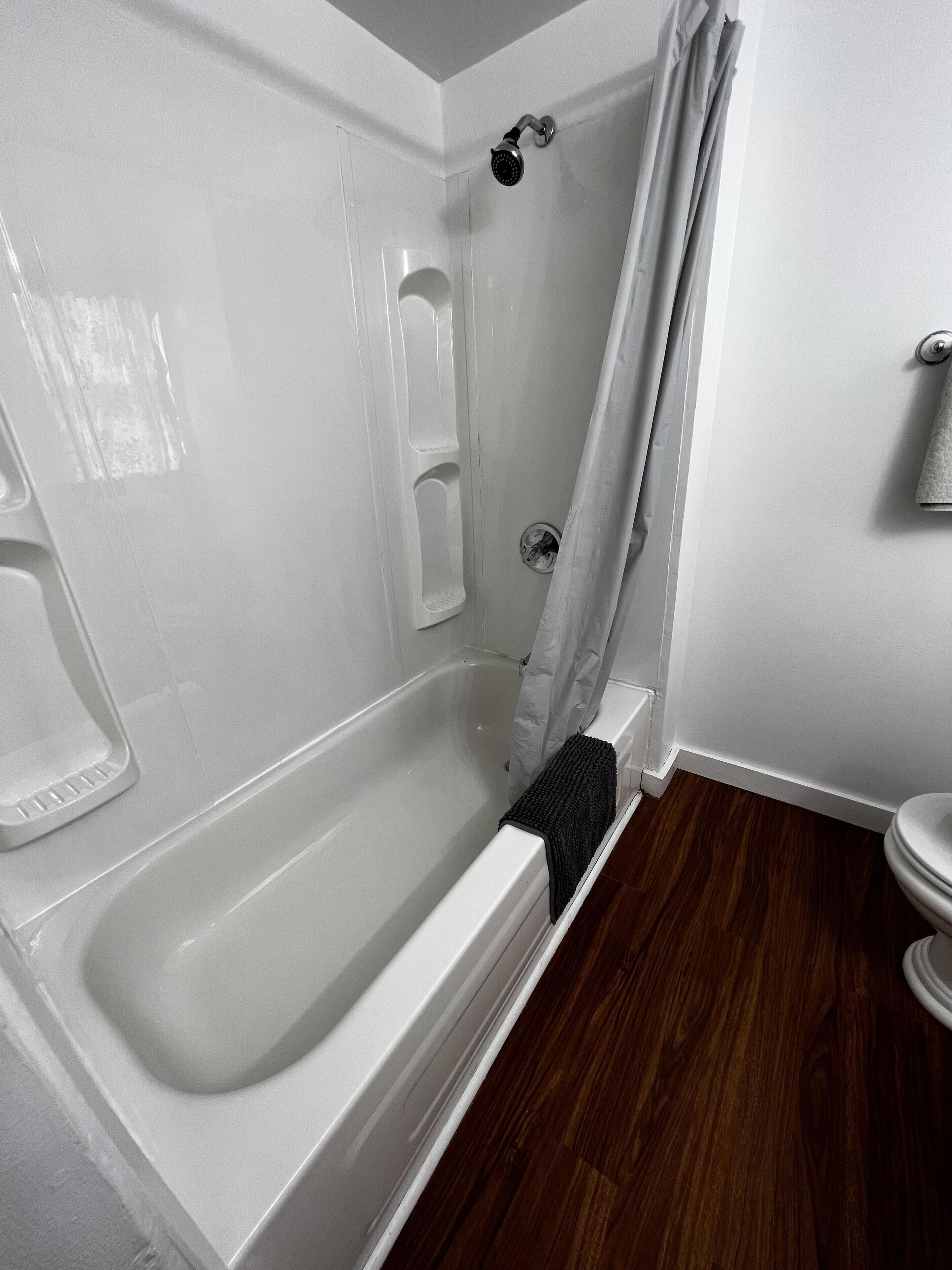 Combined shower/tub, towels