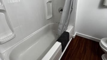 Combined shower/tub, towels
