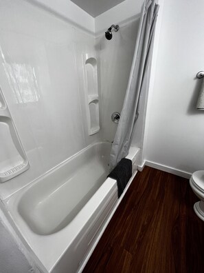 Combined shower/tub, towels