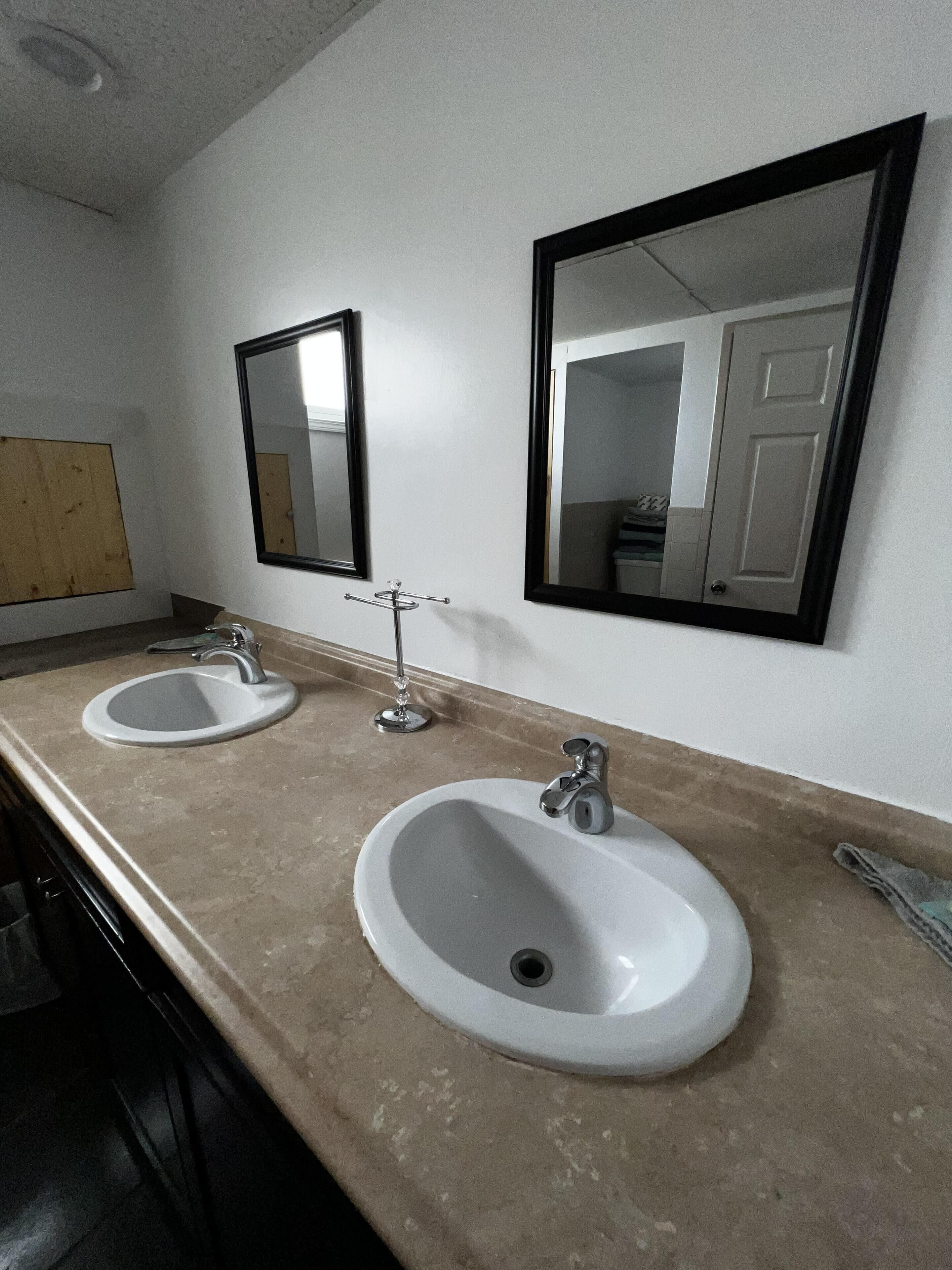 Dock Life Beach 1 - Walkout River 13, 5 bdrm Sleeps 14, 3 min walk to Beach 1