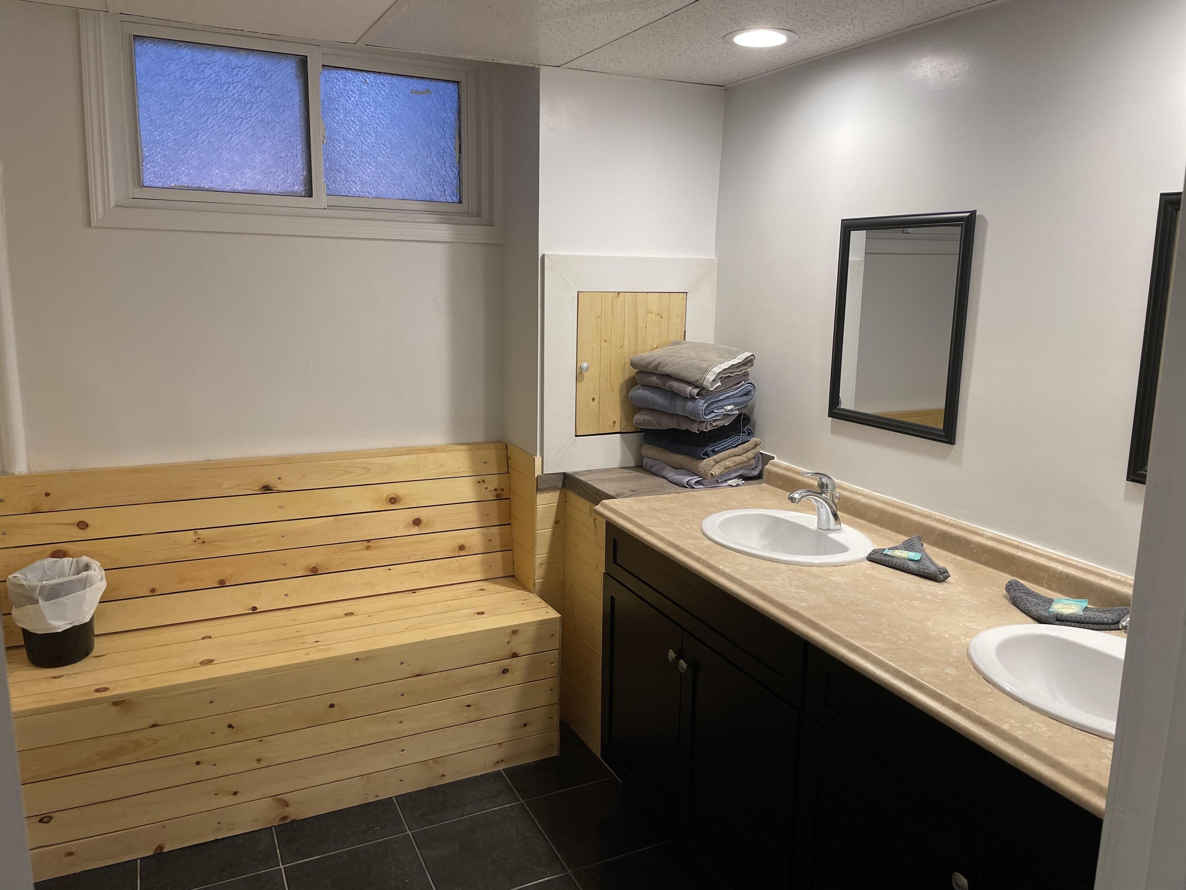 Dock Life Beach 1 - Walkout River 13, 5 bdrm Sleeps 14, 3 min walk to Beach 1