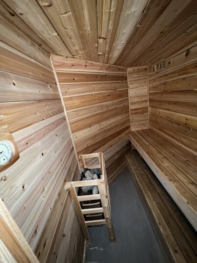 Dock Life Beach 1 - Walkout to River, 5 bdrm, 14 ppl, 3 min walk to Beach, Sauna