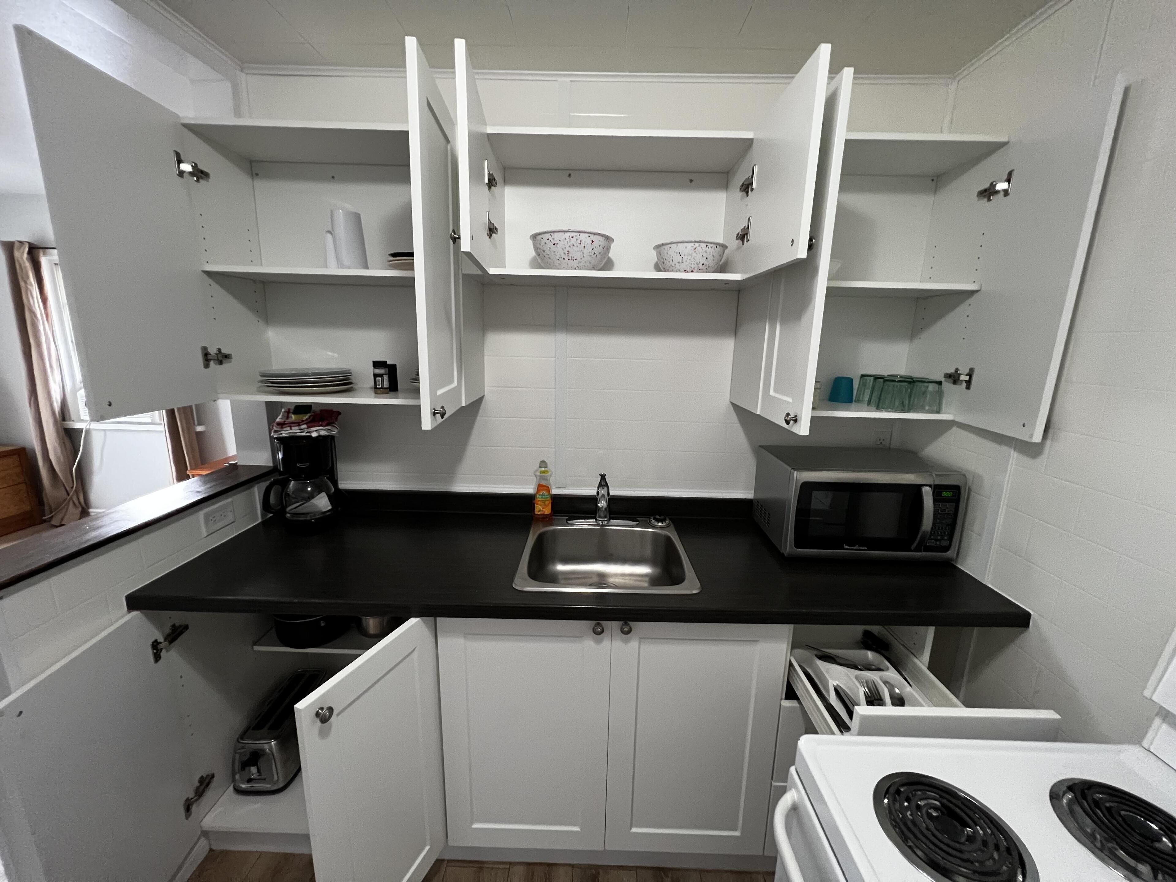 Køleskab, mikrobølgeovn, ovn, kogeplade