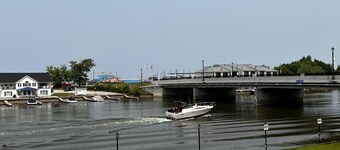 Dock Life Beach 1 - Unit 16, Riverside Property, 2 Bdrm, 3 min walk to Beach 1