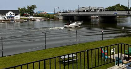 Dock Life Beach 1 - Unit 16, Riverside Property, 2 Bdrm, 3 min walk to Beach 1