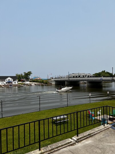 Dock Life Beach 1 - Unit 16, Riverside Property, 2 Bdrm, 3 min walk to Beach 1