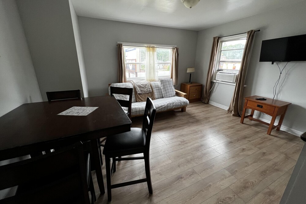 Dock Life Beach 1 - Unit 16, Riverside Property, 2 Bdrm, 3 min walk to Beach 1