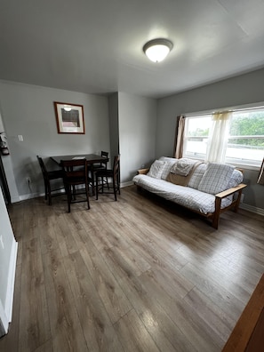 TV - Dock Life Beach 1 - Unit 16, Riverside Property, 2 Bdrm, 3 min walk to Beach 1 (Wasaga Beach)