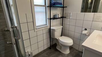 Een douche, handdoeken