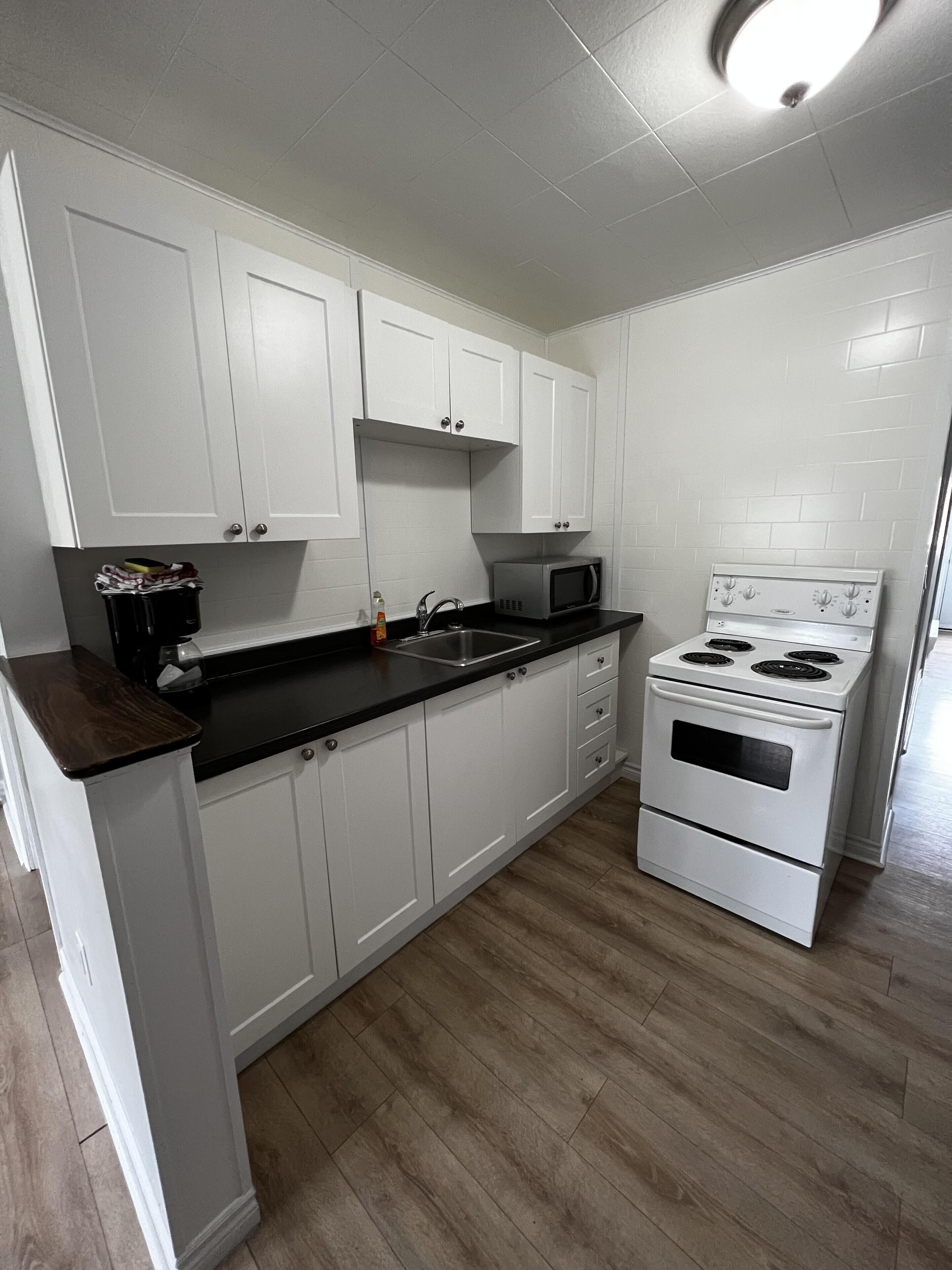 Dock Life Beach 1 - Unit 16, Riverside Property, 2 Bdrm, 3 min walk to Beach 1